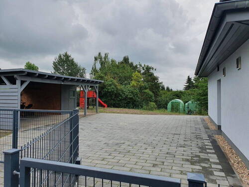 zwischen Carport und Eingang - 