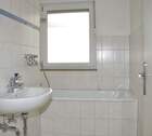 Badezimmer - Tageslichtbad mit Wanne und Waschbecken - 