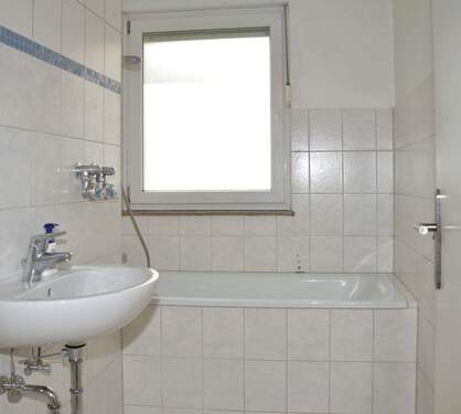 Badezimmer - Tageslichtbad mit Wanne und Waschbecken - 