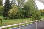 Balkon: Blick in die Grünanlage hinter der Wohnanlage - 3 Zimmer Etagenwohnung in Bayreuth