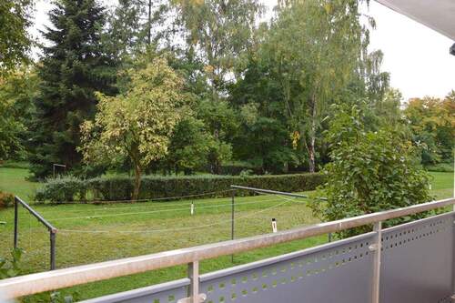 Balkon: Blick in die Grünanlage hinter der Wohnanlage - 3 Zimmer Etagenwohnung in Bayreuth