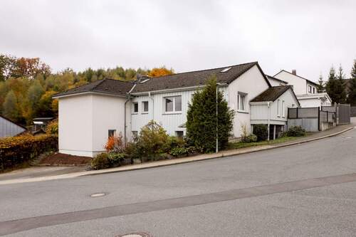 haus-005.jpg - Attraktives Mehrfamilienhaus mit 3 Wohneinheiten, großem Grundstück & Garagen – vielseitig nutzbar in Lüdenscheid - Pöppelsheim