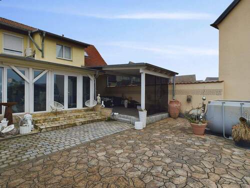 Gartenansicht auf Wintergarten & Terrasse - 6 Zimmer Einfamilienhaus zum Kaufen in Allstedt