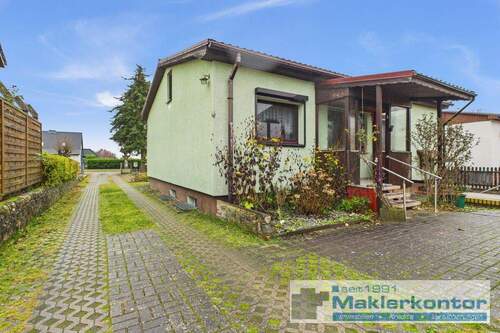 Objektrückseite und Zufahrt - Gepflegtes Einfamilienhaus mit Souterrain und Einliegerwohnung in begehrter Lage