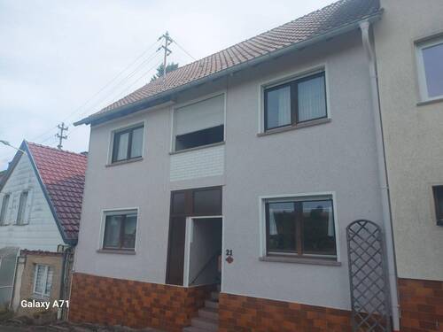 Hausansicht - Preisreduzierung! Reihenhaus mit Garage und viel Potenzial in Callbach zu verkaufen.