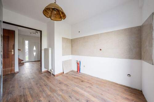 Küche - Saniertes Einfamilienhaus: 5 Zimmer mit Garten, Terrasse & Vollunterkellert in Jüchen - 127 m²