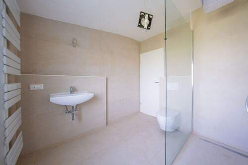 Badezimmer - 5 Zimmer Einfamilienhaus zum Kaufen in Jüchen