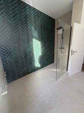 Bild 1 - Kernsanierte 5 Zimmer Wohnung mit großer Terasse