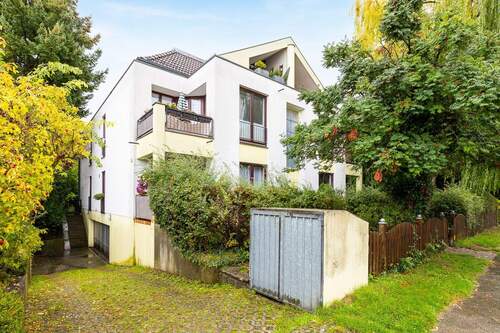 Hausansicht - Lichtdurchflutetes Dachgeschoss mit Westloggia und 10 m² Terrasse