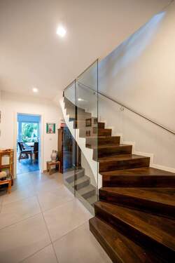 Elegante Treppe mit Glaselementen - 