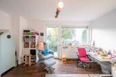 Großzügiges Schlafzimmer mit Zugang zum Balkon im OG - 