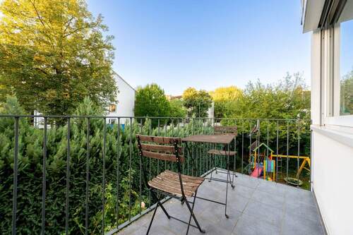 Gemütlicher Balkon für entspannte Stunden im Grünen - 