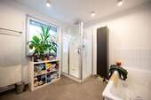 Helles Badezimmer mit Dusche und Badewanne im OG - 