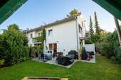 Rückansicht mit großzügigem Garten und zwei Terrassen - Top-Reihenendhaus mit Wohlfühlcharakter in familienfreundlicher Lage von Frankfurt-Eschersheim
