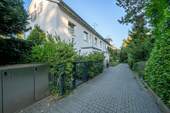 Fussweg zum Haus mit Müllboxen von Wolff - 4 Zimmer Reihenendhaus in Frankfurt am Main