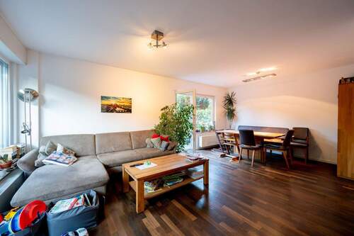 Gemütliches Wohnzimmer mit Essbereich und Gartenanbindung - 
