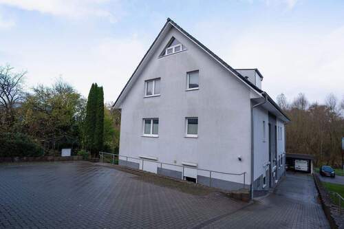 Hagen Held Immobilien - Hausansicht 1.jpeg - Moderne 3-Zimmer-Eigentumswohnung aus 2014, ca. 71,85m² Wfl., mit Terrasse, Carport und Keller – bezugsfrei