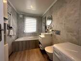 Badezimmer mit Badewanne, Fenster, WM-Anschluss und WC - 
