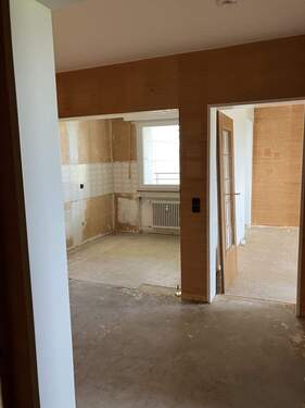 Blick aus Flur in WZ und Küche - 