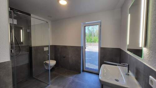 Bad mit bodentiefer Glastür.jpg - 