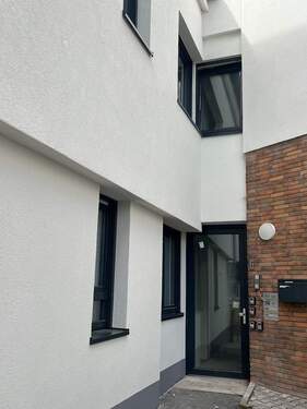 Rückansicht Haus mit Eingang - 