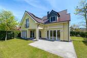 Gartenansicht - Bestlage am Feldrand: Hochwertig ausgestattetes A+ Einfamilienhaus inkl. EBK, Sauna, Garage & Stpl.