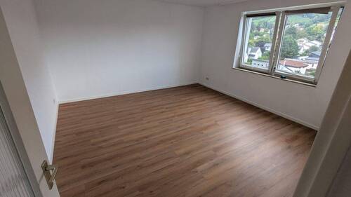 Zimmer 3 - Etagenwohnung mit 74,00 m&sup2; in Bensehim zur Miete