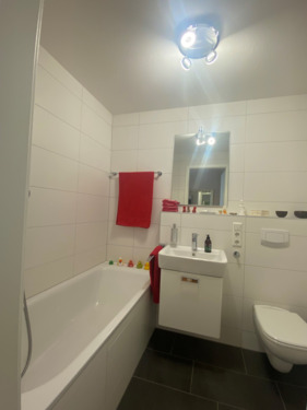 Badezimmer mit Badewanne - 