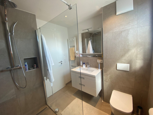 Badezimmer mit Dusche - 