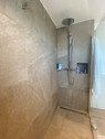 Badezimmer mit bodengleichen Dusche - 