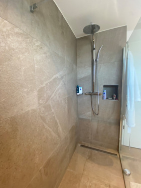 Badezimmer mit bodengleichen Dusche - 