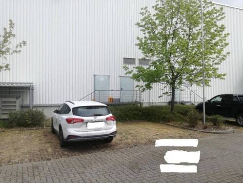 PARKPLÄTZE VOR DEM GEBÄUDE - 