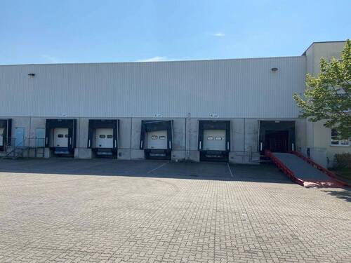 Hallentore und Rampe - Halle zur Miete in Schkeuditz