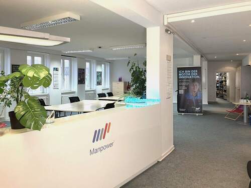 Blick vom Eingangsbereich in das Großraumbüro - 