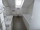 Bad mit Wanne und Dusche - 