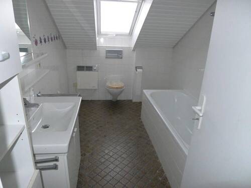 Bad mit Wanne und Dusche - 