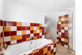 Dusche und Badewannne - 