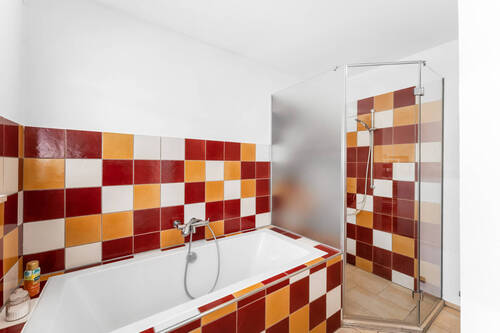 Dusche und Badewannne - 