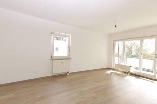 IMG_0837 Wohnzimmer Bild 1.JPG - Helle, praktisch geschnittene 2-Zimmerwohnung mit EBK und Balkon