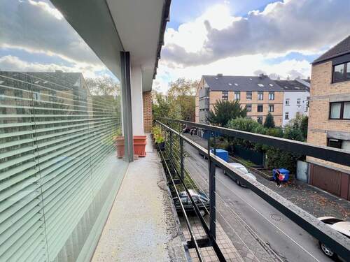 Straßenseite - Bezugsfreie Vier-Raumwohnung mit Balkon in ruhiger Lage