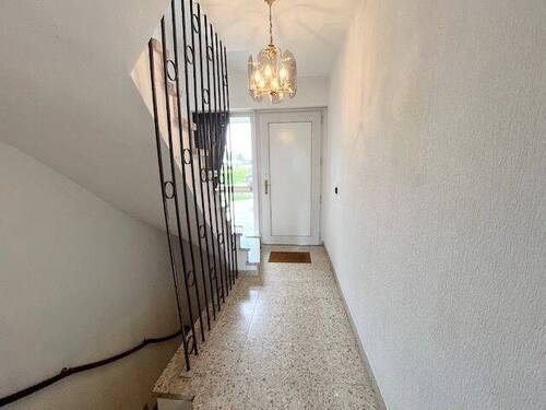 Eingang Treppenhaus - 4 Zimmer Reihenmittelhaus zum Kaufen in Mönchengladbach