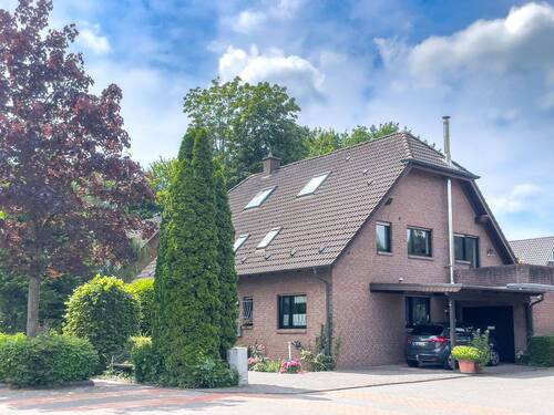 Straßenasicht - Große Dachgeschosswohnung mit Dachterrasse in beliebtem Wohngebiet