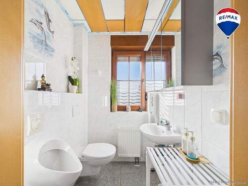 REMAX Immobilien DeLux Einfamilienhaus in Besseringen Gäste-WC - 