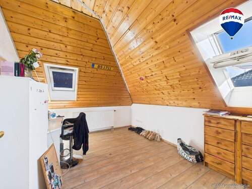 REMAX Immobilien DeLux Einfamilienhaus in Besseringen Schlafzimmer - 