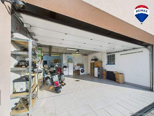 REMAX Immobilien DeLux Einfamilienhaus in Besseringen Garage - 