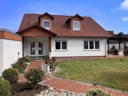 Außenansicht Vorderseite - Charmante, großzügige Wohnung in Hanglage mit Garten, Terrasse und Sauna in Baunatal- Großenritte