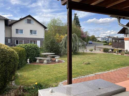 Blick von der Terrasse in den Vorgarten - 6 Zimmer Etagenwohnung in Baunatal