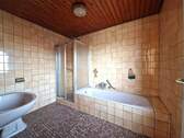 Bad mit Dusche, Wanne, WC - 