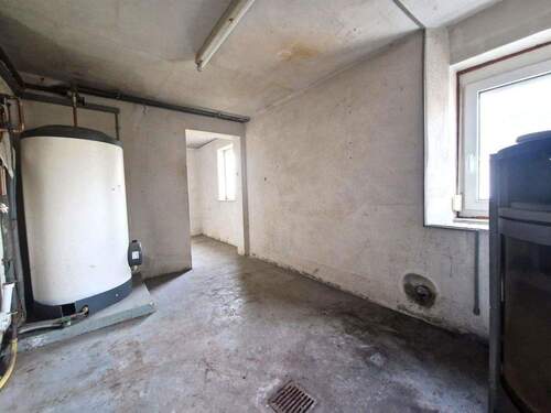 Waschküche mit Heiswasserb. - 