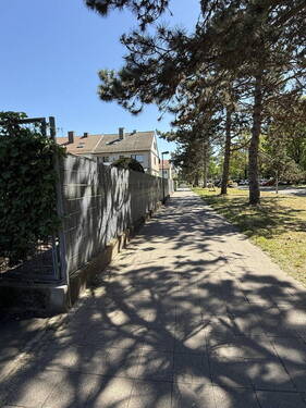 Gehweg längs zum Grundstück - 